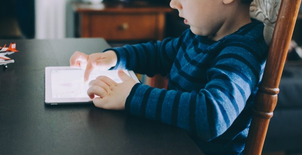 Il Potere Nascosto dello Schermo: Come la Tecnologia Influenza i Nostri Bambini 1 Il tempo trascorso dai genitori davanti allo schermo influisce sulla salute mentale dei bambini