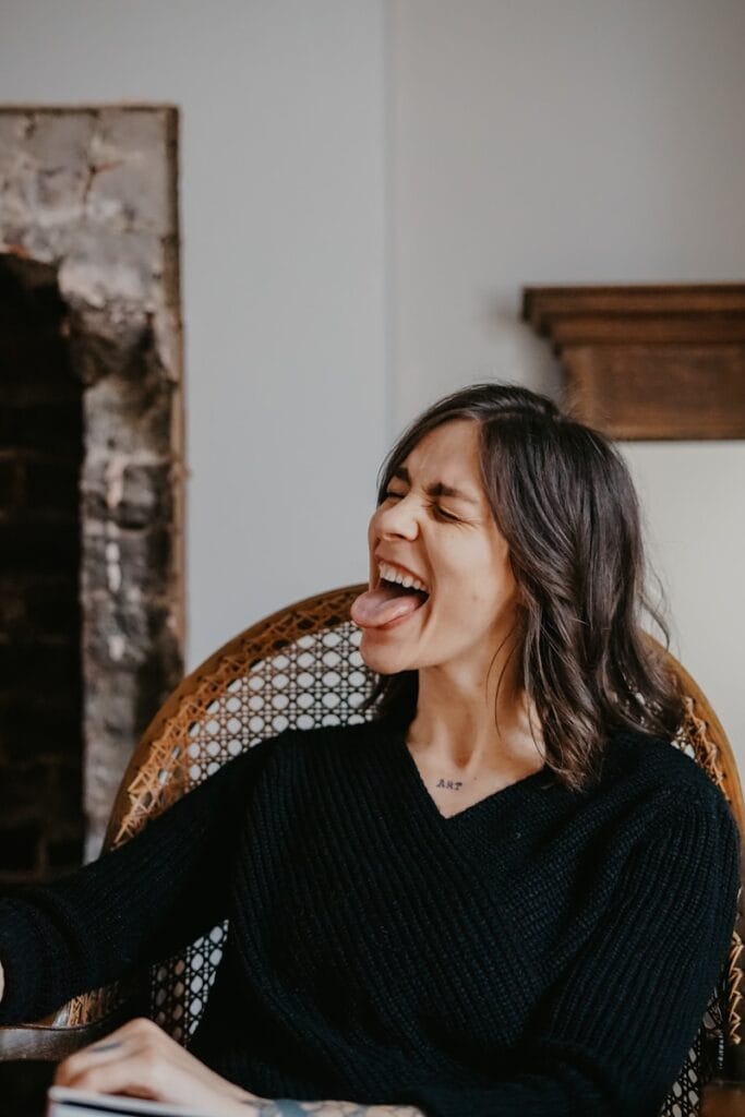 Le Parole sulla Punta della Lingua: Demenza o Effetto del Multitasking? 1 woman in black v neck shirt sitting on brown wicker chair